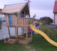 Bláznivý Crazy domeček na terase s houpačkou