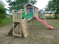 Domek s terasou Playhouse XL s houpačkou a mostem